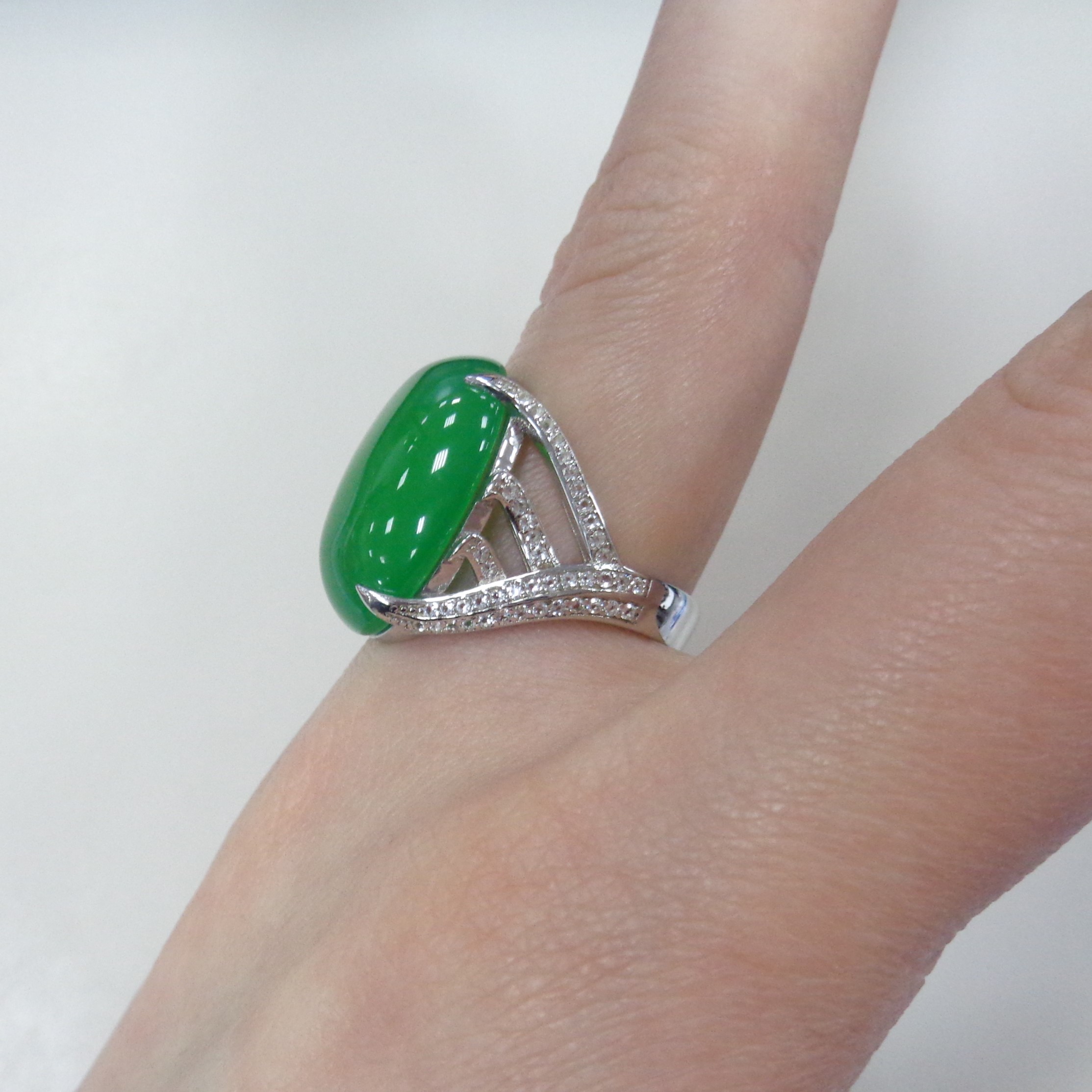 Серебряное кольцо с зеленым халцедоном